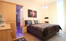 Apartment Relax Strasnice: With Private Infra-Sauna !